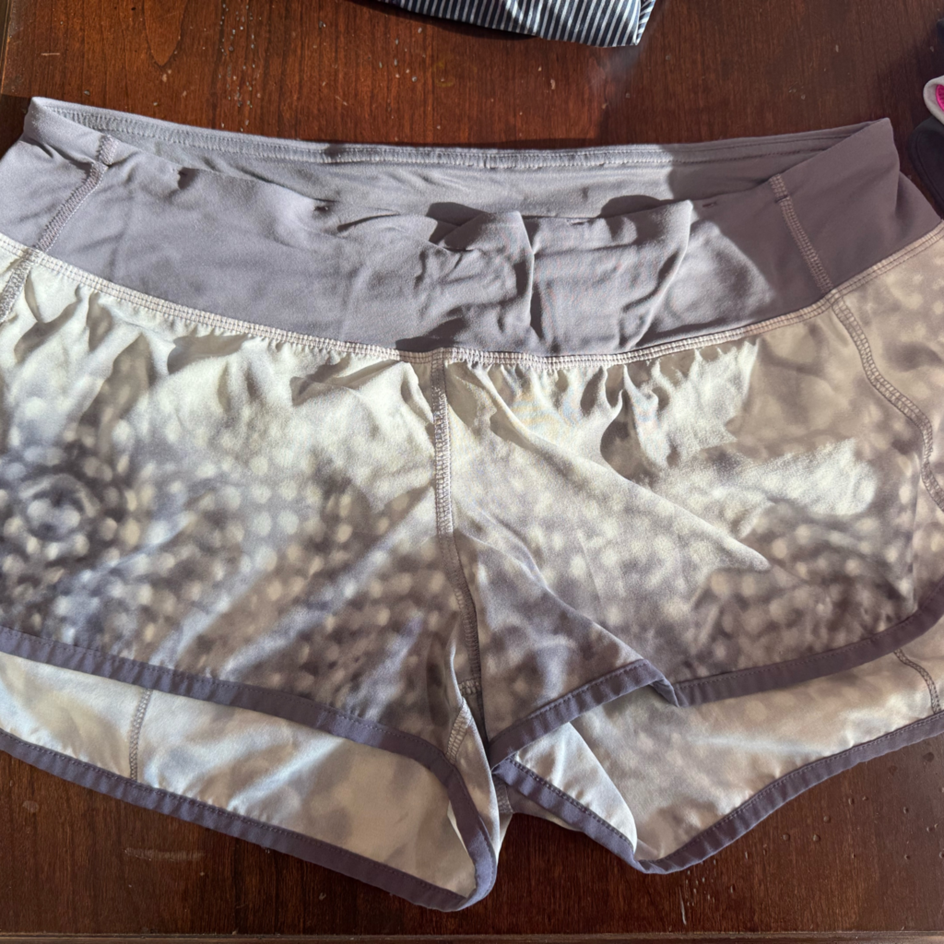 Lululemon Speeds Snowy Owl Size 8